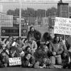 Etwa 100 Mitglieder der Grünen, darunter auch Joschka Fischer (rechts neben dem Schild "No Nukes"), blockieren im Oktober 1983 ein US-Militärgelände im Frankfurter Stadtteil Hausen, das nach ihren Informationen für die Montage von Pershing II-Raketen vorgesehen sein soll. 