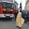  Stadtpfarrer Michael Zeitler segnete vor den Feuerwehrmitgliedern und Ehrengästen die beiden, lange erwarteten Feuerwehrfahrzeuge (LF 20 und Schlauchwagen KatS).