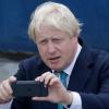 Die Nachrichten auf dem Handy von Boris Johnson sind von großem Interesse.