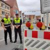 Freundlich aber bestimmt sind Florin Catuna (rechts) und sein Mitarbeiter Arsen Bilinskyi, die die Absperrung der Reichsstraße überwachen.  