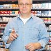Manfred Doering vom Tabakladen im Fachmarktzentrum mit einer E-Zigarette.  