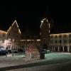 Schloss- und Kirchplatz in der Weißenhorner Altstadt sind abends stimmungsvoll beleuchtet. Doch die Lichtquellen weisen Schäden auf.  