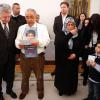 Bundespräsident Joachim Gauck (l) hört am 18.02.2013 des Ausführungen von Ismail Yozgat (2.v.l.) zu, der neben seiner Frau Ayse steht und ein Bild von seinem Sohn Halit umhängen hat. Sein Sohn wurde 2006 von Mitgliedern der Neonazi-Terrorzelle (NSU) in Kassel getötet. 