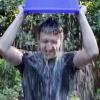 Facebook-Gründer Mark Zuckerberg kippte sich selbst den Kübel Eiswasser über den Kopf.