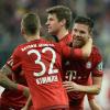 Nach seinem Treffer wurde Xabi Alonso (r) von seinen Mitspielern gefeiert. Die Pressestimmen zum Sieg des FC Bayern.