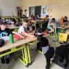 Die Schüler der Klasse 6d der Realschule Wertingen sind begeistert, wenn Pudeldame Bonnie mit Frauchen Nina Lamb im Unterricht dabei ist.
