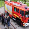 Bei der Maifeier in Aystetten konnte Besucher eine Runde mit dem Feuerwehrauto fahren. 	