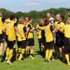 Nach ihrem 2:0-Erfolg am Sonntag über den FV Ay lagen sich die Beurer Spieler in den Armen und zeigten stolz einen überdimensionalen Meisterwimpel. Als Titelträger spielen sie in der kommenden Saison in der Bezirksliga. 	