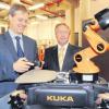 Der ehemalige Geschäftsführer von KUKA-Roboter, Stefan Müller (rechts), und Dr. Rainer Bischoff aus dem Entwicklungsunternehmen Laboratories des Konzerns mit dem Forschungsroboter youBot. 