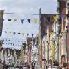 In der Reichsstraße zieren nun wieder bunte Wimpel die Stadt. Das letzte Mal hingen sie vor 20 Jahren.