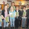 Siegerehrung und Königsproklamation bei Jägerblut Laimering (von links): Caroline Römmelt, Melanie Römmelt, Nathalie Römmelt, Hans Treffler, Judith Treffler, Markus Setzmüller, Hildegard Reimchen; Erwin Reimchen, Anita Römmelt, Jürgen Bosch, Schützenmeister Josef Rohrmoser junior, Josef Prieglmeir. Es fehlen Manfred Berger und Adrian Spiel.  