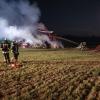 Eine Feldscheune geriet in der Nacht zum Montag in Flammen. Ein Großaufgebot der Feuerwehren rückte an, um den Brand zu löschen.