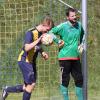 Nach dem 1:0 holt Ehingens Martin Redel den Ball aus dem Tor. Ellgaus Keeper Frank Erler ist konsterniert. 	