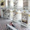 In der weltgrößten Klosterbibliothek in Admont (Steiermark/Österreich) schrieb ein KUKA Roboter in einer Kunstaktion in fünf Monaten das Neue Testament ab. Fotos: robotlab