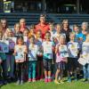 Die Teilnehmer des Schülersportabzeichens im Rahmen des Nördlinger Ferienprogramms zusammen mit Renate und Otto Troll (rechts stehend) mit ihren Helfern sowie Simone Leidel von der Stadt Nördlingen (hinten links). 	