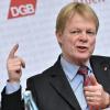 Der Vorsitzende des DGB, Reiner Hoffmann, ist am Montag in seinem Amt bestätigt worden. Er tritt nun seine zweite Amtszeit an.