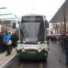 Tram mit Schmuck: Die Prominenz wurde gestern mit einer Straßenbahn vom Betriebshof zum Kö gebracht. 