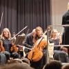 Herbstkonzert
Die junge Violoncellistin Ryunji Kim (Mitte) übernahm den Solopart beim Konzert für Violoncello h-Moll von Antonin Dvorak und begeistere die Zuhörerinnen und Zuhörer
