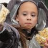 Süßigkeiten und Popcorn warfen die Teilnehmer, wie hier die Kindergarde von Zell ohne See, voriges Jahr von den Umzugswagen. Glas und Schnaps bleiben hingegen verboten. 