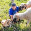 Benjamin Vogt mit seinem Hund „Keule“, den er auf einer Tierstation auf den Kapverdischen Inseln fand und ihn von dort nach Deutschland holte. Bis Keule sich zu einem in Deutschland „salonfähigen“ Hund entwickelte, verging einige Zeit. Doch nun versteht er sich nicht nur gut mit Menschen, sondern auch mit den Tieren auf der Cityfarm. 	 	