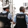 Nach der Tat ermittelt die Polizei unter Hochdruck. Beamte laufen auch auf Deutschlands Bahnhöfen Streife.