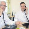Dr. Wolf-Dietrich Göhring (links) und Dr. Björn Pommer von den Wertachkliniken versuchten in Bobingen, mit einer „Sprechstunde am Telefon“ Anrufern die Scheu vor der Darmspiegelung zu nehmen.