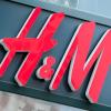 Das Logo von H&M. In Südafrika wurden einige Filialen der Bekleidungskette verwüstet.