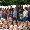 Die Aufführungen beim Brunnenfest Kissing hatten viele interessierte Zuschauer und Zuschauerinnen.