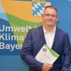 Florian Daubenmerkl nahm die Urkunde für die Bauer AG entgegen.  	 	