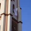Auf dem Kirchturm der Stadtpfarrkirche wurde eine weiße Fahne gehisst. 