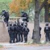 Polizisten mit Schutzhelmen übersteigen eine Mauer am jüdischen Friedhof in Halle: Am Mittwoch tötete ein 27-Jähriger zwei Menschen.