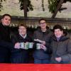 Philipp Landherr, Sophie Attenberger, Dennis Ostertag und Annemarie Mayr (v.l.n.r.) verkaufen am Stand der Jungen Union/Frauenunion Waffeln und Glühwein.