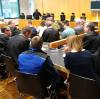 So eng geht es selten zu auf der Anklagebank: Sieben Männer aus Rumänien stehen  vor Gericht in Augsburg. Dazu kommen ihre Anwälte und mehrere Dolmetscher.