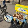 Ein Rad und ein Kuchen in Form eines Fahrrads stehen vor dem Justizpalast.