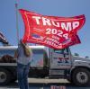 Trump-Anhänger versammeln sich vor Trumps Anwesen Mar-a-Lago und halten Flaggen.