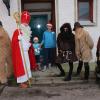 Besuch vom Nikolaus: Katharina und Noah Riebler freuten sich über das kleine Geschenk.