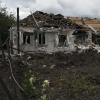 Ein Mann geht Anfang September in Slowjansk über die Trümmer eines Hauses, das nach einem russischen Angriff schwer beschädigt wurde. Der Krieg in der Ukraine hat mindestens 97 Milliarden US-Dollar Schaden verursacht.