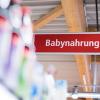 In einem Drogeriemarkt in Günzburg hat eine 28-jährige Frau Babynahrung gestohlen. 