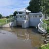 Was relativ unspektakulär aussieht, kostet zwei Millionen Euro und rettet im Notfall ein Dorf vor Überschwemmungen: Zwei Tore drosseln in Westendorf bei Hochwasser künftig den Abfluss und verhindern so, dass das Dorf überflutet wird.