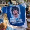 Grenzenlose Verehrung: „Diego: Unendlich Danke“ steht auf dem Trikot, das diese Fans in der argentinischen Hauptstadt Buenos Aires hochhalten. Dort ist Diego Maradona am Mittwoch gestorben. 	