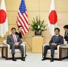 Japans Premierminister Shinzo Abe (M) und Verteidigungsminister Takeshi Iwaya (r) haben den US-Verteidigungsminister Mark Esper (l) am Mittwoch in Tokio empfangen.