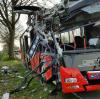 Das Wrack eines Busses steht an einer Straße. Bei einem Schulbus-Unfall in Lichtenau im Kreis Paderborn wurden 20 Menschen verletzt. Viele der Opfer sind Schüler.