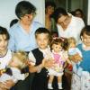 Freude über neue Puppen: Die Neuburger Ärztin Rodica Leporda (hinten links), die vor allem mit dem vor über zwei Jahren verstorbenen Toni Drexler das Gesicht der Rumänienhilfe aus dem Landkreis darstellt, beschenkt Emilia und ihre Freundinnen. 