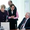 Hand drauf? Lieber nicht! Merkel und Seehofer am Montag.