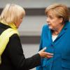 Ein Bild mit Symbolcharakter:  die ehemalige Grünen-Co-Vorsitzende Claudia Roth (links) im Gespräch mit Kanzlerin Angela Merkel (CDU) im Bundestag.