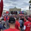 Mehr als 6000 Vertreter der Eventbranche haben unter dem Motto „Alarmstufe Rot“ in Berlin für Lockerungen inmitten der Corona-Krise demonstriert.