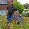 Johann Östreicher und Ina Ullrich freuen sich über die wunderschönen farbenprächtigen Blüten in ihrer Blumenwiese mitten im Garten. 	