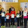 Die Sieger bei der Tischtennis-Mini-Meisterschaft mit (hinten von links) TSV-Jugendleiter Peter Dawid, Roland Dewath und Sonja Winter (beide VR-Bank) sowie Tischtennis-Abteilungsleiter Bernd Kinna. 

