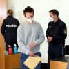 Laut Anklage ging der mutmaßliche Ladendieb mit einem Messer auf Polizisten zu - diese schossen daraufhin auf den 20-Jährigen. Nun ist der Fall in Augsburg vor Gericht.