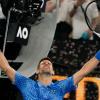 Novak Djokovic feiert seinen Sieg zum Auftakt der Australian Open.